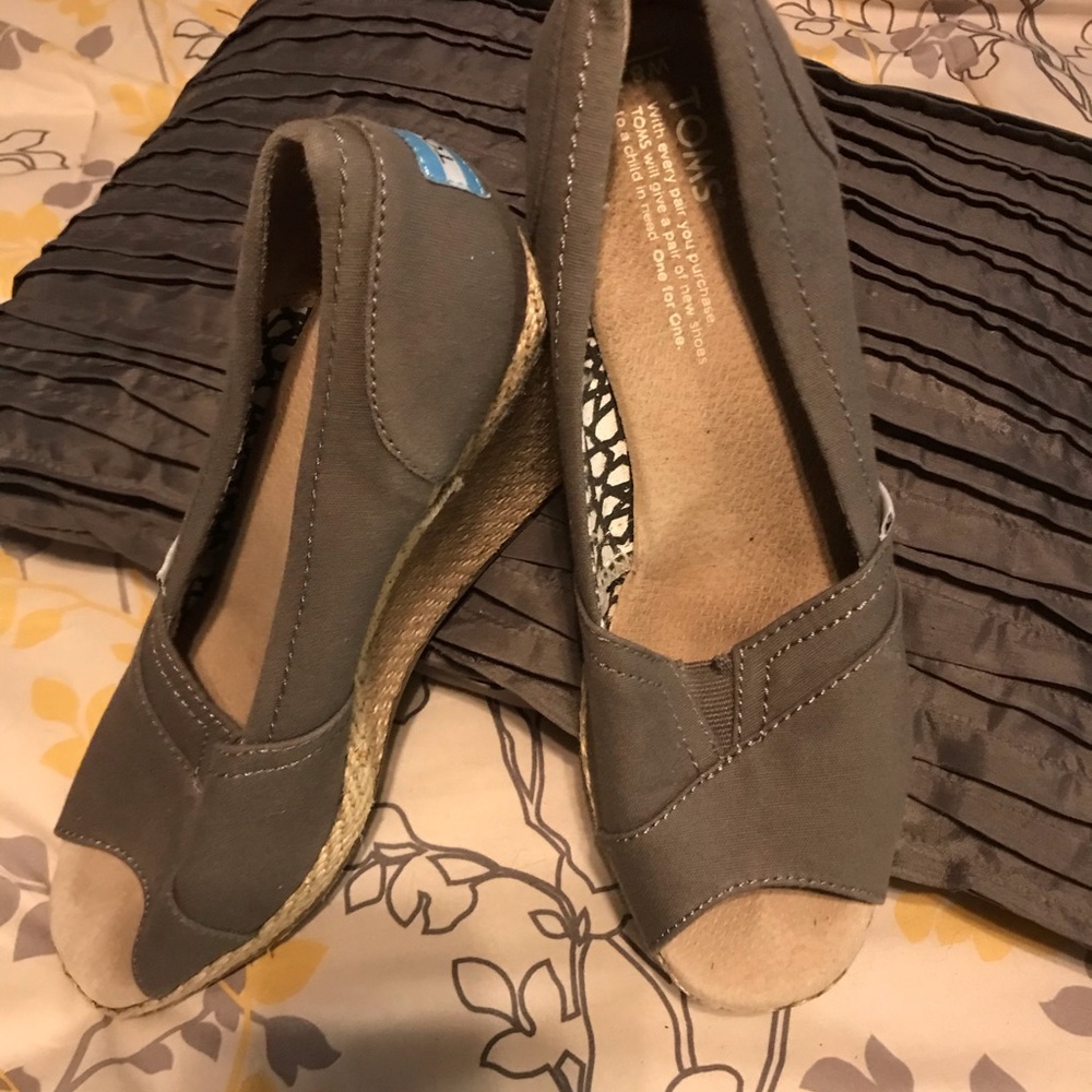 TOMS wedges size 8.5